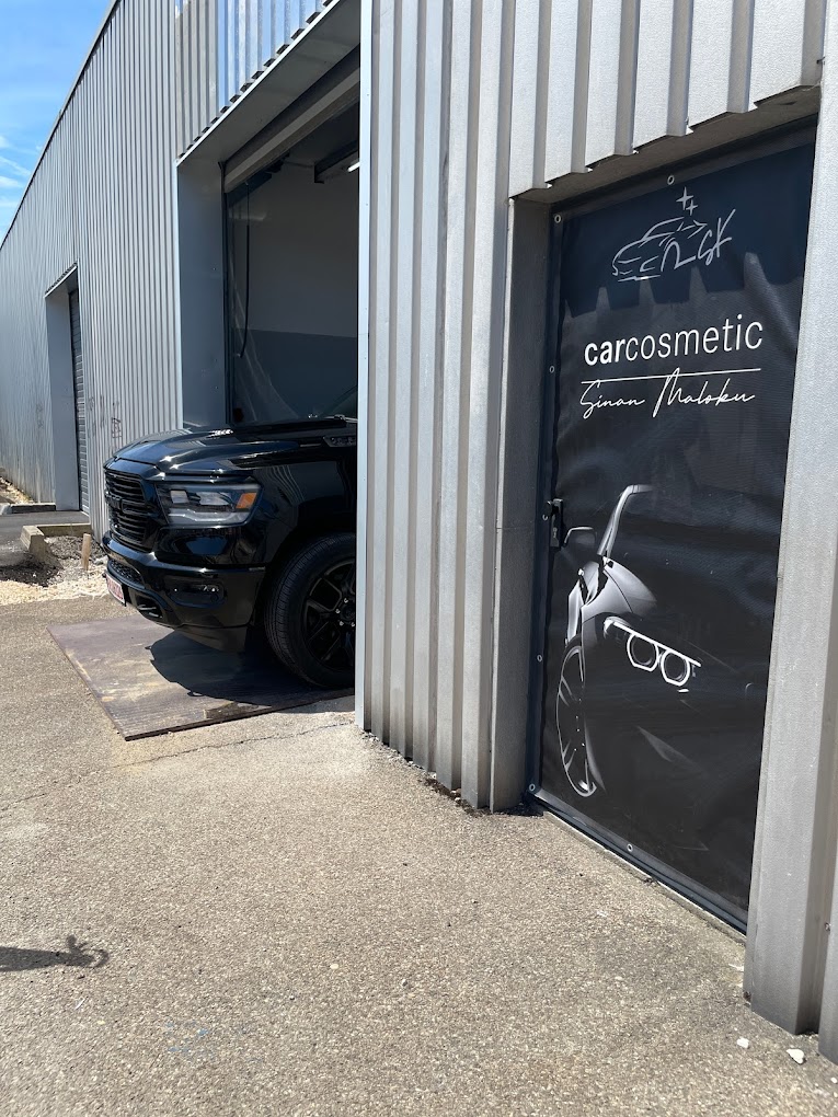 Fahrzeug vor der Werkstatt - Aufbereitung abgeschlossen